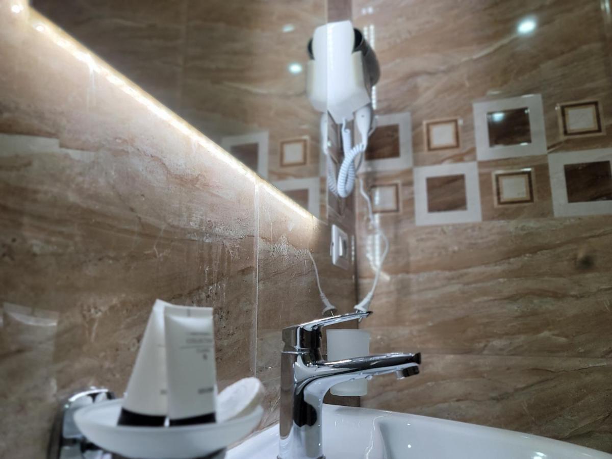 G&K Garden Hotel 베라트 외부 사진
